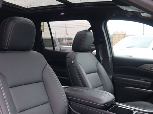 Used 2026 Chevrolet Traverse LT w/ Sun and Wheel Package FWD image 27
