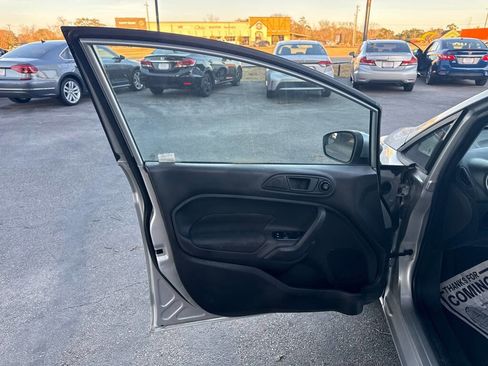 Used 2018 Ford Fiesta SE FWD image 10