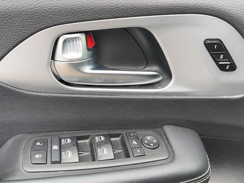 Used 2025 Chrysler Pacifica Limited FWD image 8