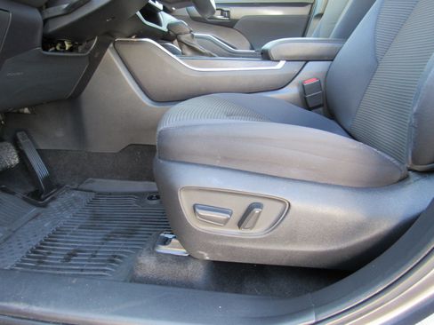 Used 2023 Toyota Highlander LE FWD image 15