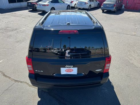 Used 2014 Jeep Patriot Latitude w/ Sun/Sound Group AWD/4WD image 8