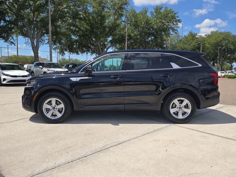 Certified 2023 Kia Sorento LX FWD image 5