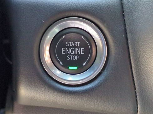 Used 2024 Chevrolet Suburban LT RWD image 17