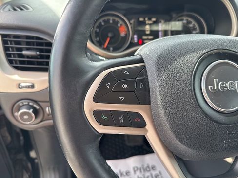 Used 2017 Jeep Cherokee Latitude w/ Cold Weather Group FWD image 15
