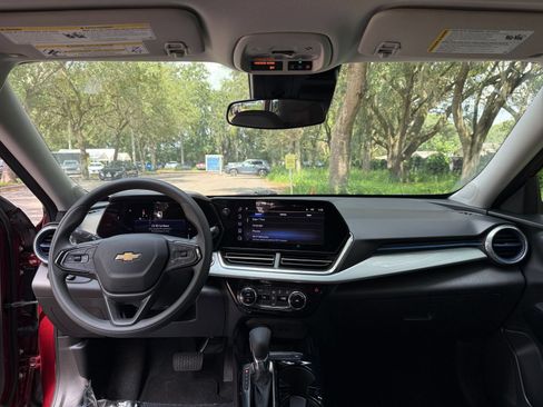 Used 2025 Chevrolet Trax LT FWD image 29