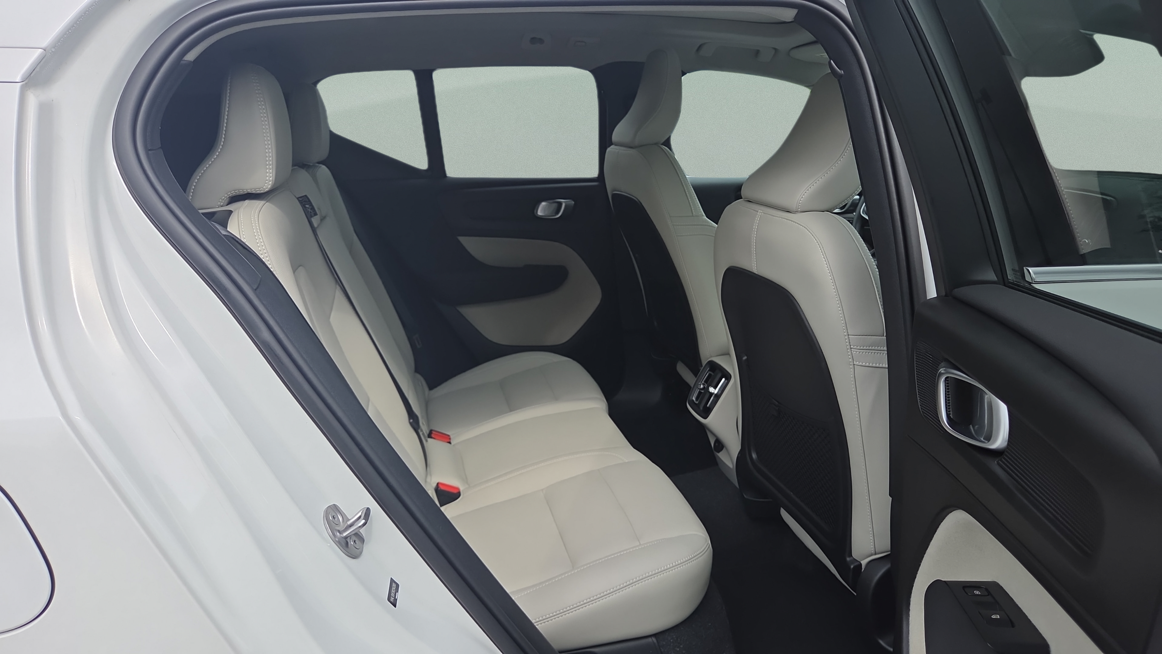 Used 2024 Volvo XC40 B5 Ultimate AWD/4WD image 15