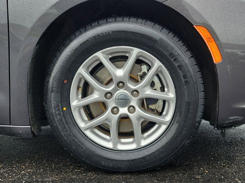 Used 2023 Chrysler Pacifica Touring-L FWD image 5