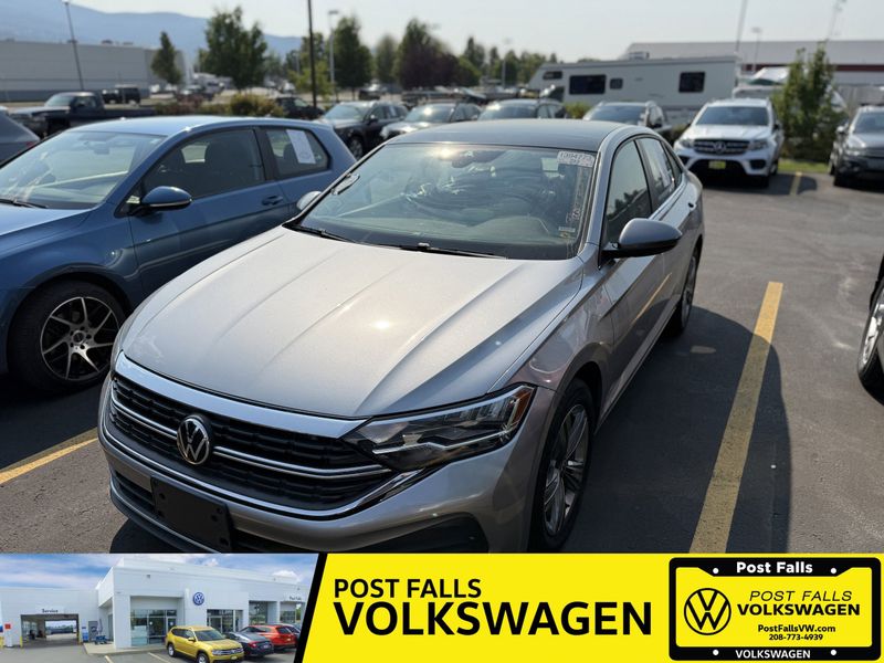 Used 2024 Volkswagen Jetta SE image 1