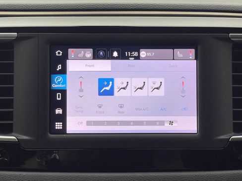 Used 2022 Chrysler Voyager LX FWD image 25