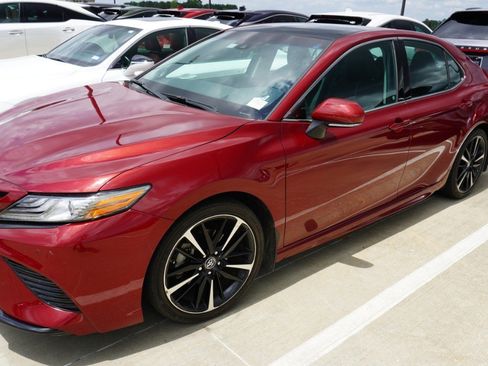Used 2018 Toyota Camry XSE FWD image 4