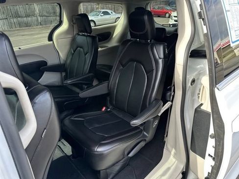 Used 2024 Chrysler Pacifica Touring-L FWD image 29