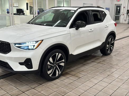 Used 2024 Volvo XC40 B5 Plus w/ Protection Package Premier image 9