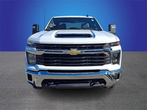Used 2024 Chevrolet Silverado 2500 LT image 2