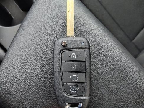 Used 2025 Hyundai Elantra SE FWD image 32