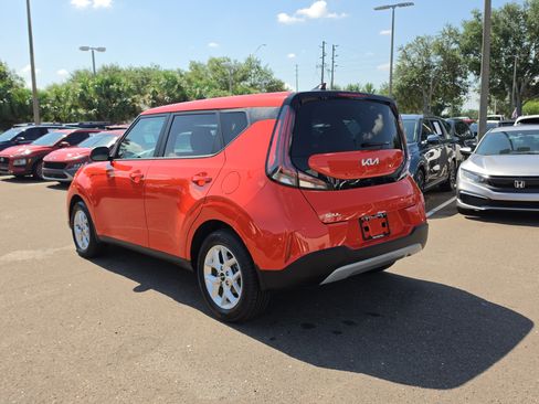 Certified 2025 Kia Soul LX w/ LX Technology Package FWD image 6