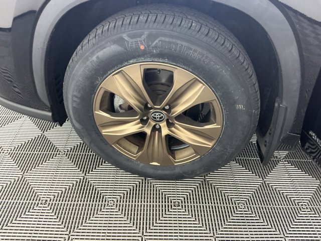 Used 2023 Toyota Highlander Bronze Edition AWD/4WD image 16
