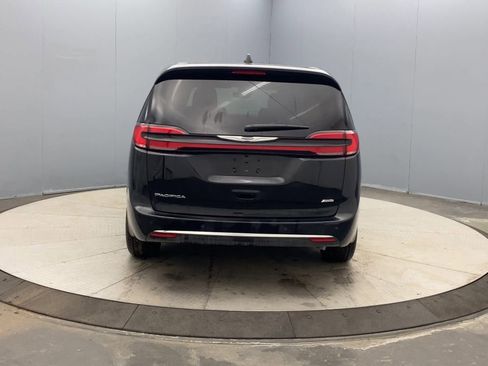 New 2026 Chrysler Pacifica Select image 4