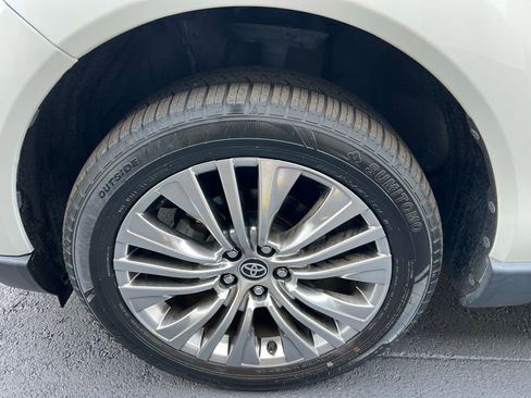 Used 2021 Toyota Venza Limited image 14