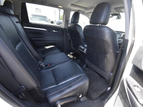 Used 2019 Toyota Highlander XLE AWD/4WD image 10