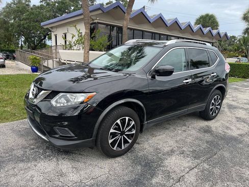 Used 2016 Nissan Rogue S w/ Appearance Package FWD image 2