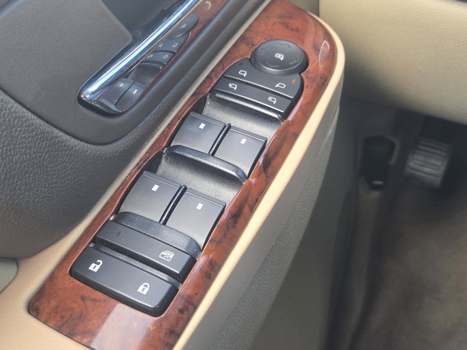 Used 2013 Chevrolet Suburban LTZ RWD image 16