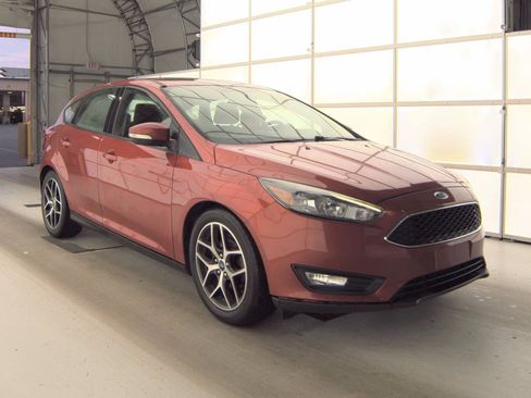 Used 2018 Ford Focus SEL w/ Cold Weather Package FWD image 3