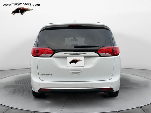 Used 2018 Chrysler Pacifica Touring-L image 4