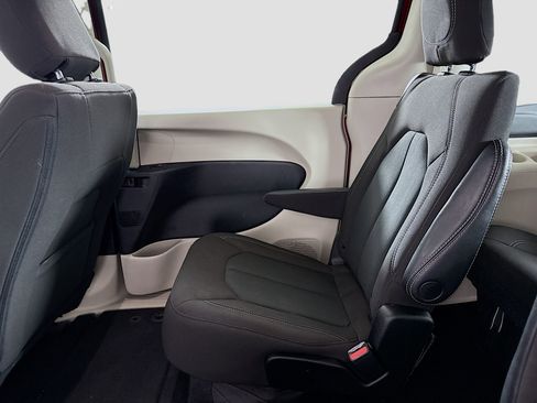 Used 2023 Chrysler Voyager LX image 28