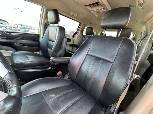 Used 2015 Chrysler Town & Country Touring w/ Driver Convenience Group FWD image 16