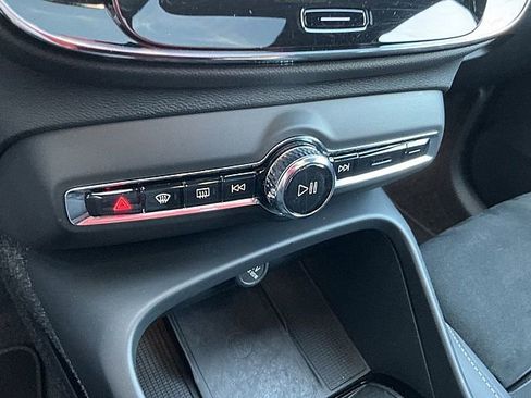 Certified 2025 Volvo XC40 B5 Plus image 24