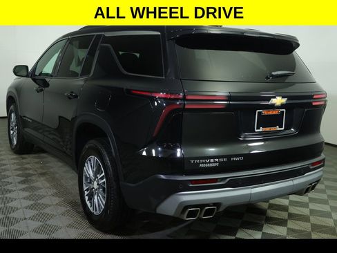 Used 2025 Chevrolet Traverse LT image 5
