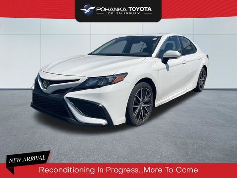 Used 2021 Toyota Camry SE w/ Cold Weather Package FWD image 1