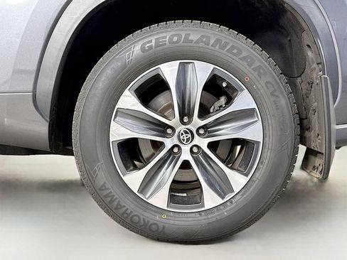 Used 2023 Toyota Highlander XLE AWD/4WD image 32