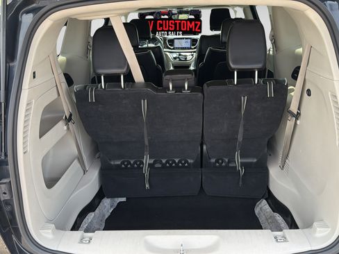 Used 2023 Chrysler Pacifica Limited FWD image 13