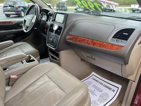 Used 2015 Chrysler Town & Country Touring image 16