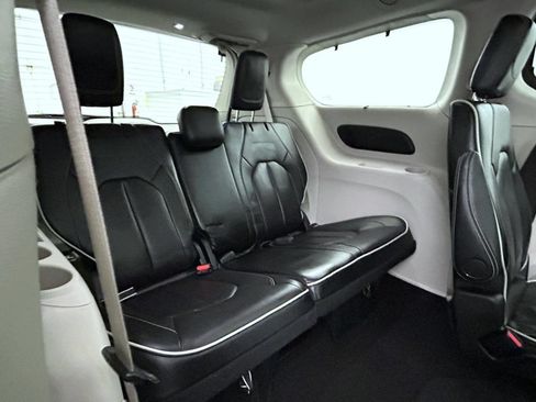 Used 2024 Chrysler Pacifica Limited FWD image 18