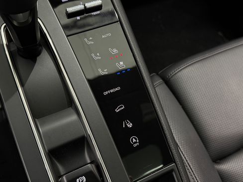 Certified 2025 Porsche Macan image 35