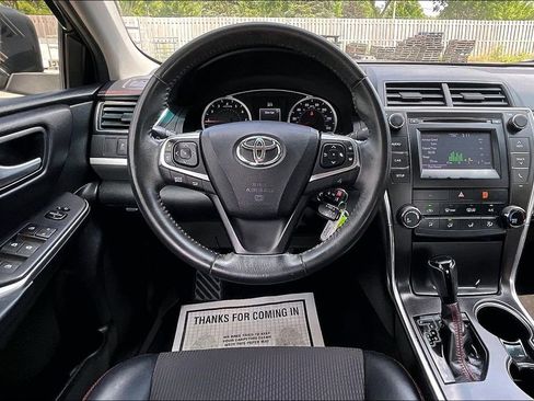 Used 2017 Toyota Camry SE w/ Moonroof Package FWD image 5