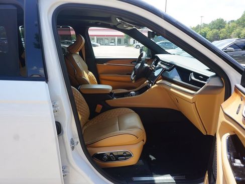 Used 2022 Jeep Grand Cherokee Summit AWD/4WD image 18