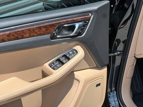 Certified 2025 Porsche Macan image 16
