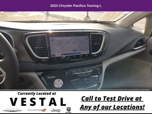 Used 2023 Chrysler Pacifica Touring-L image 20