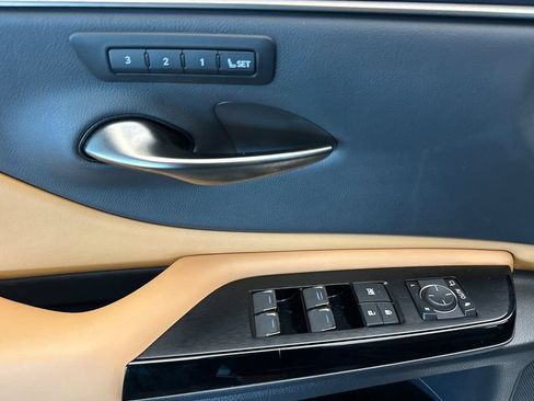 Certified 2022 Lexus ES 300h w/ Premium Package FWD image 11