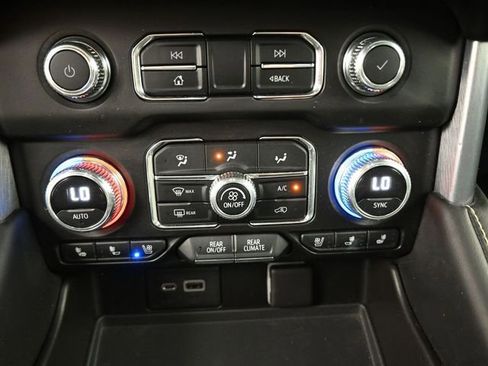 Used 2022 GMC Yukon SLT w/ SLT Premium Package image 4