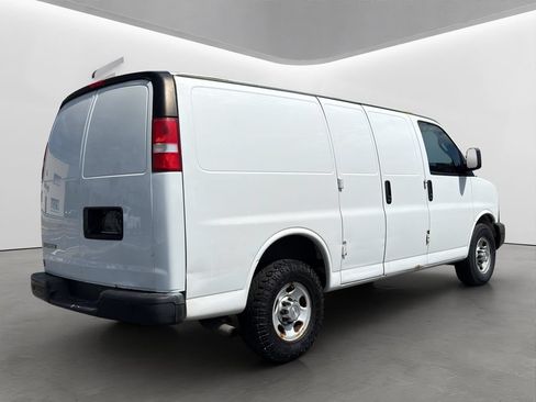 Used 2017 Chevrolet Express 2500 RWD image 5