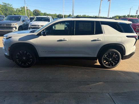New 2026 Chevrolet Traverse LT w/ Sun and Wheel Package FWD image 3