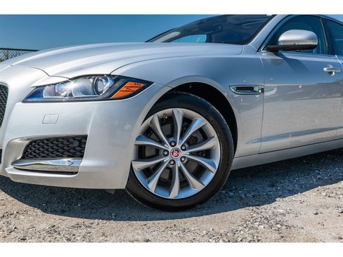 Used 2017 Jaguar XF Premium image 4