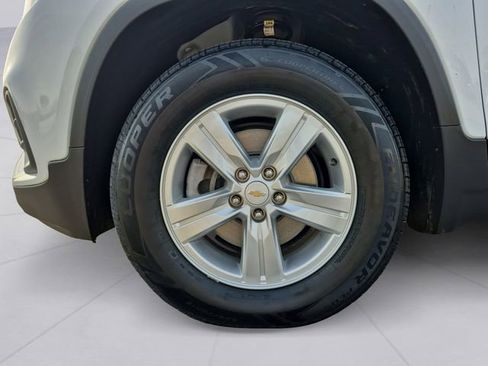 Used 2021 Chevrolet Trax LS w/ Tint and Cruise Package image 9