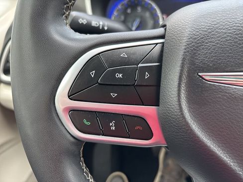 Used 2023 Chrysler Pacifica Touring-L FWD image 23