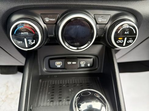 Certified 2024 Hyundai Venue Limited FWD image 27