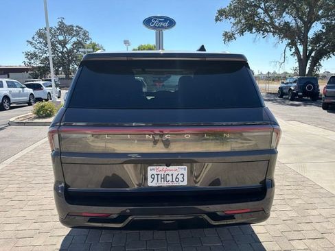 Used 2025 Lincoln Navigator Reserve AWD/4WD image 4